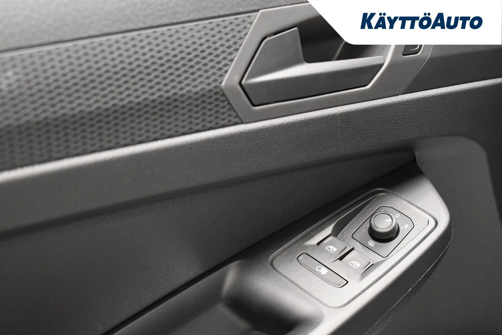 Volkswagen Caddy Maxi YMA-283 carousel image