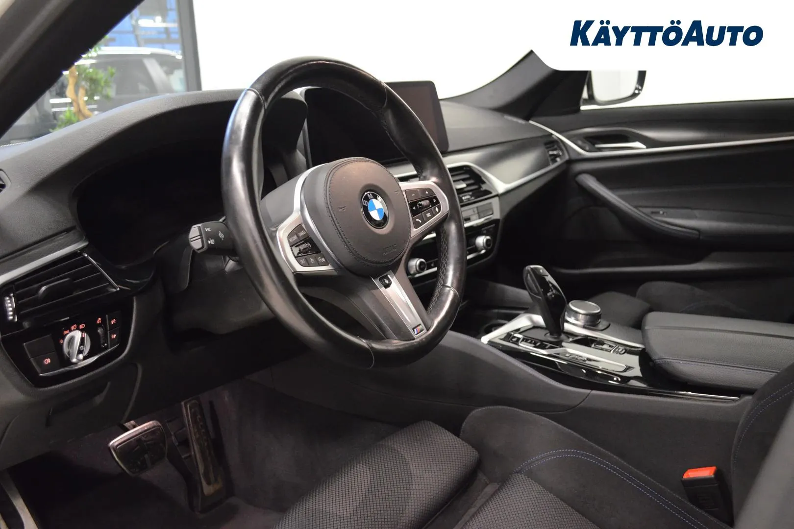 BMW 545 LPJ-208 carousel image