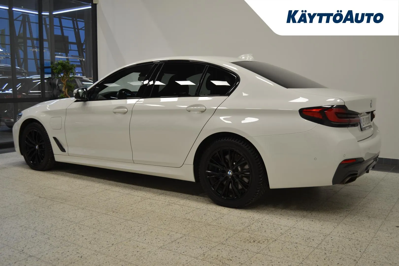 BMW 545 LPJ-208 carousel image