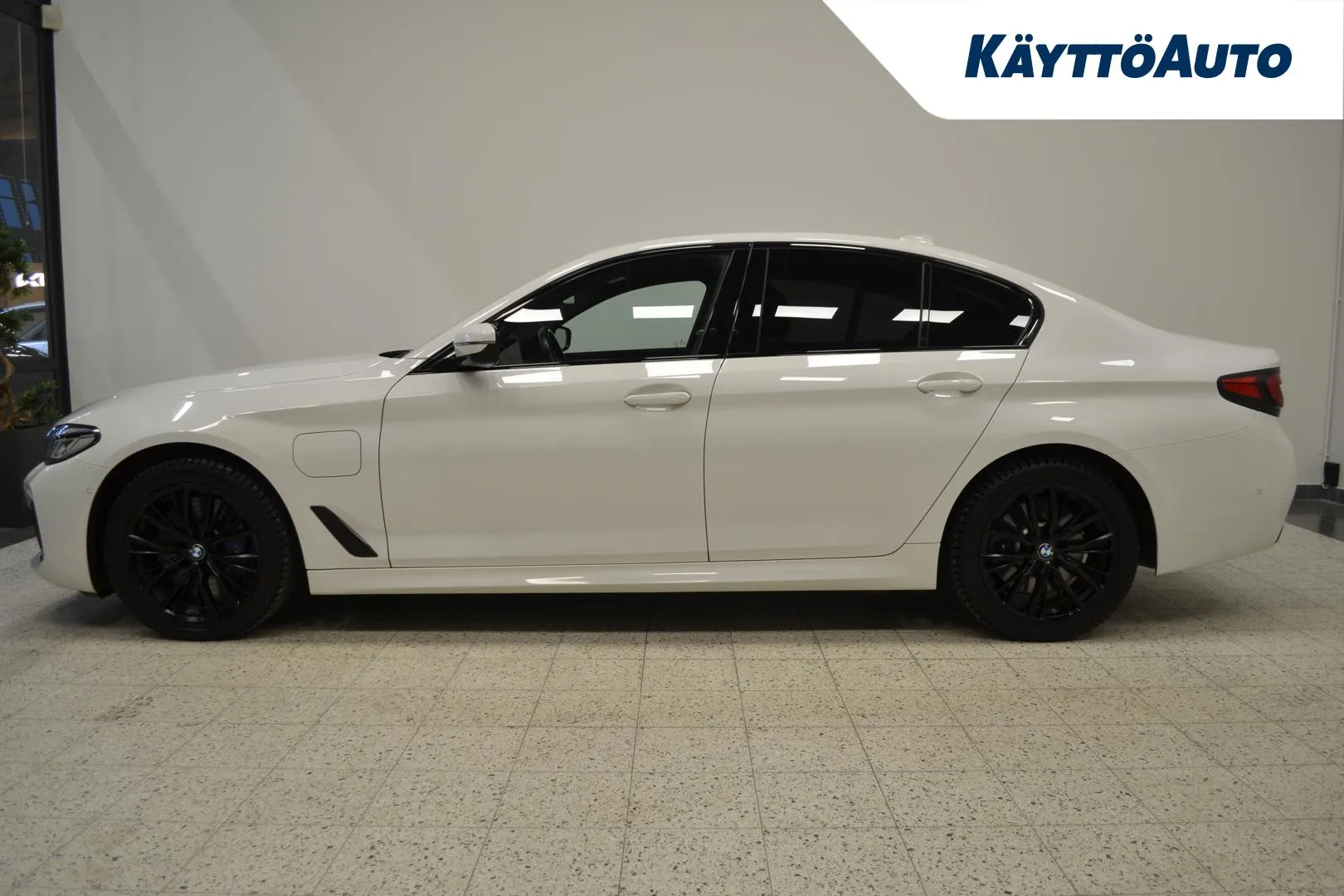 BMW 545 LPJ-208 carousel image