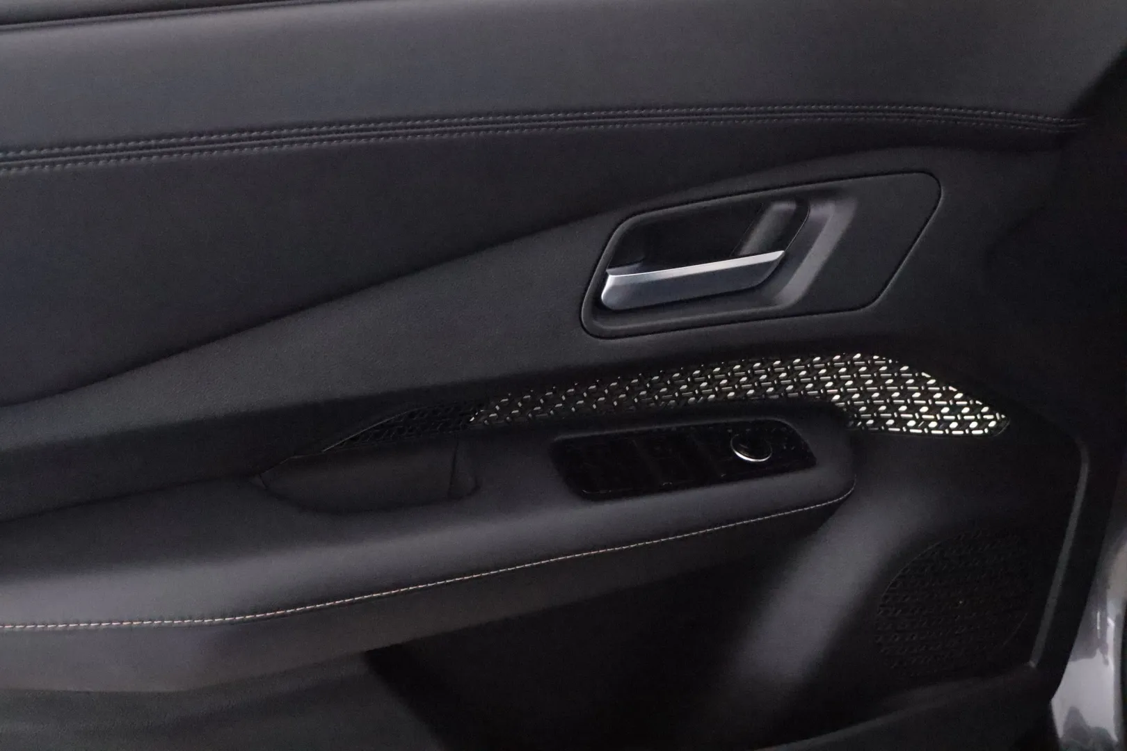 Nissan Ariya IRJ-642 carousel image