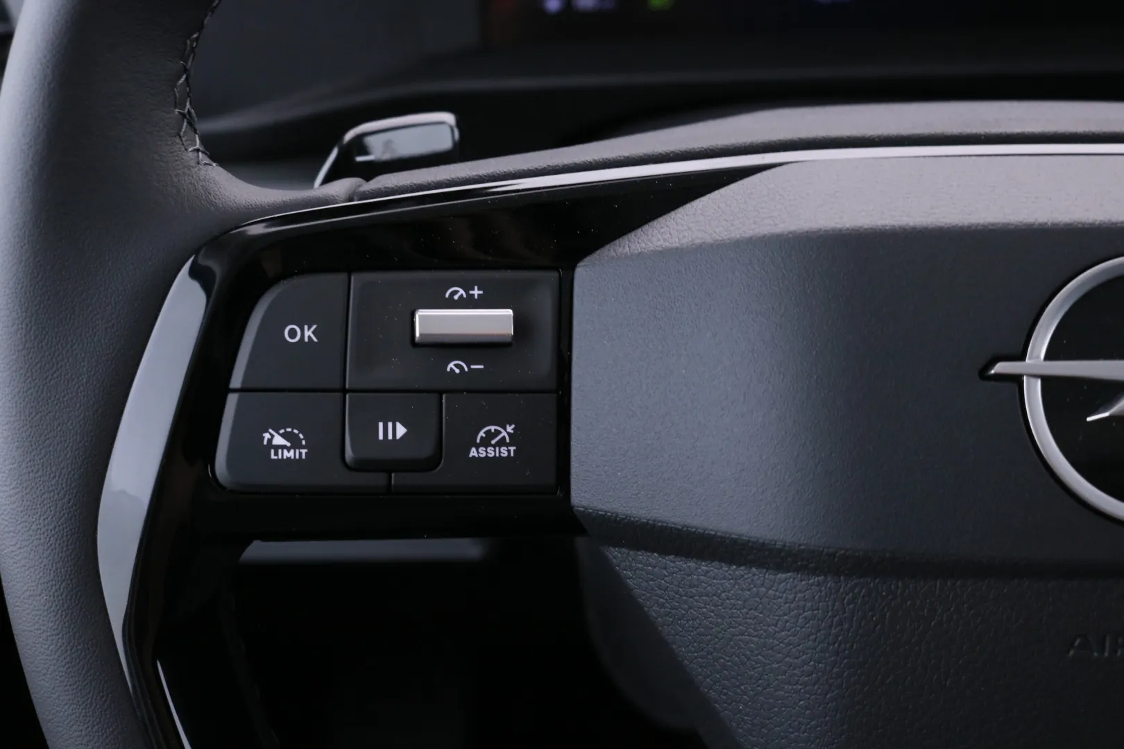 Opel Vivaro GPU-832 carousel image