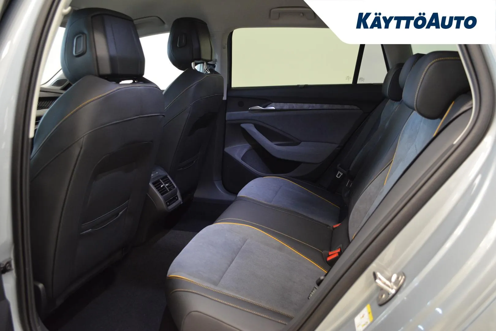 Skoda Superb JNP-704 carousel image