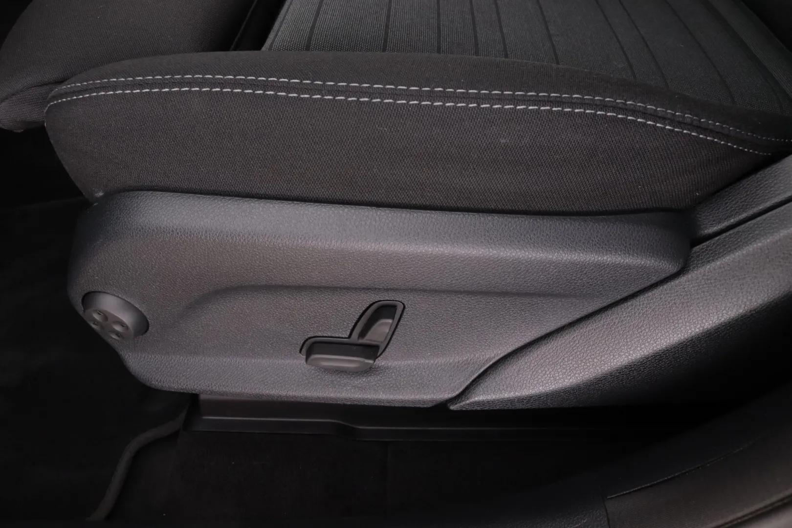 MERCEDES-BENZ GLC FRI-194 carousel image