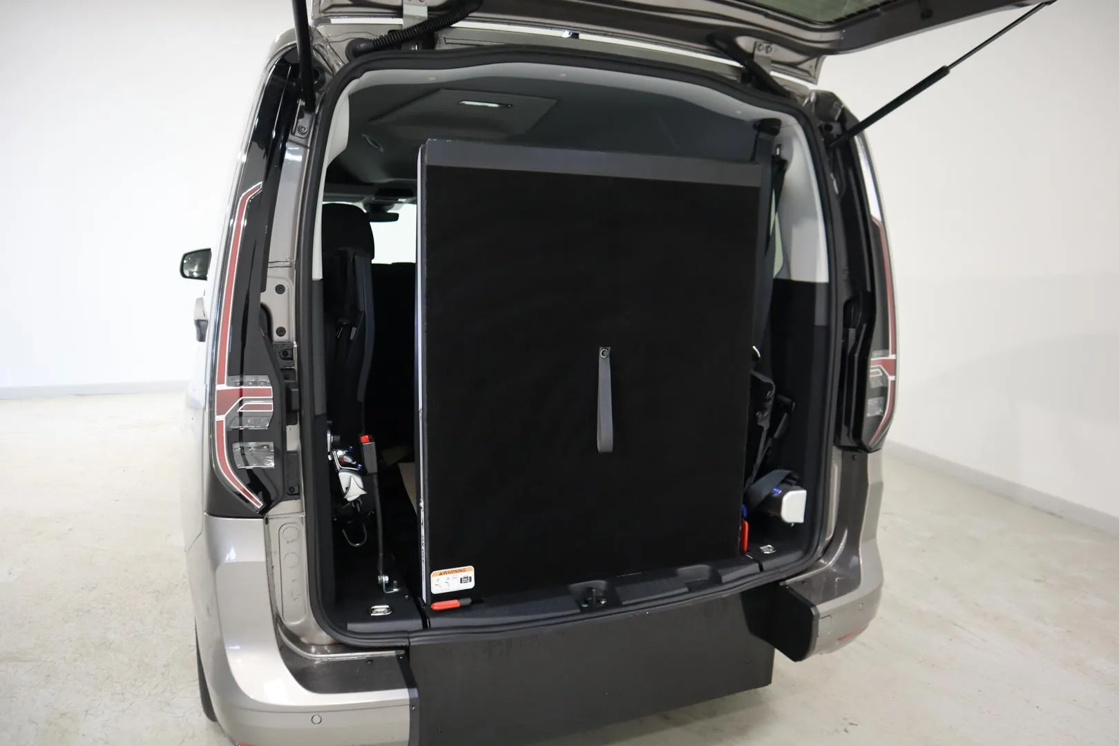 Volkswagen Caddy Maxi ZPA-186 carousel image