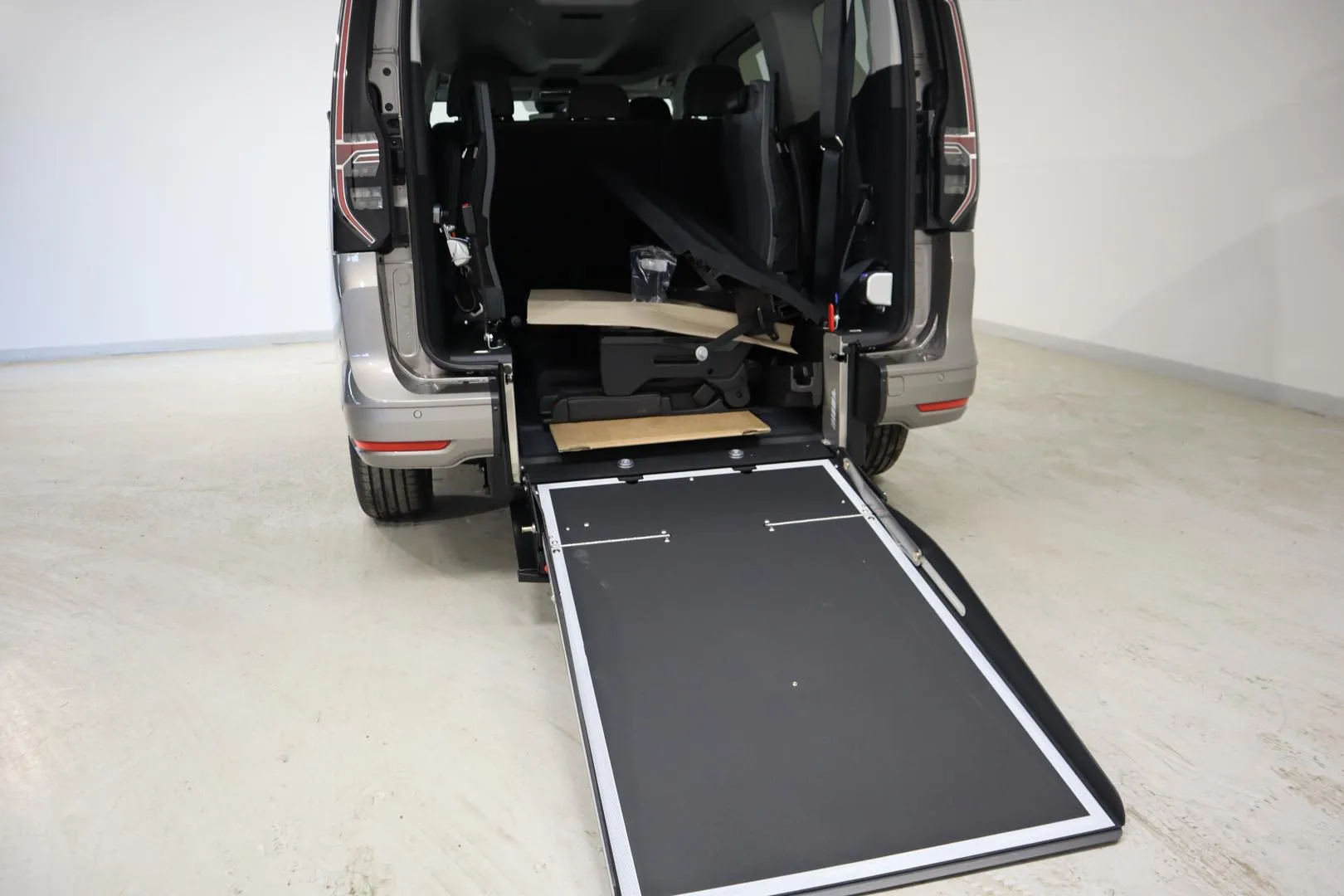 Volkswagen Caddy Maxi ZPA-186 carousel image