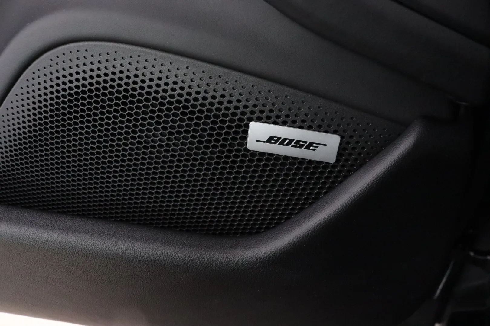 PORSCHE Taycan LSN-415 carousel image