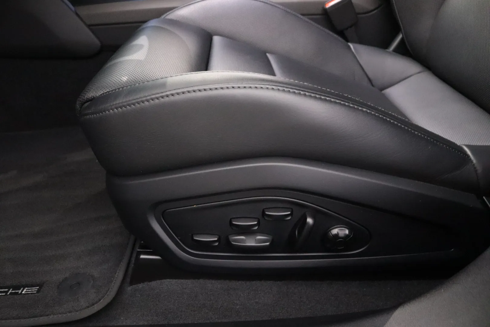 PORSCHE Taycan LSN-415 carousel image