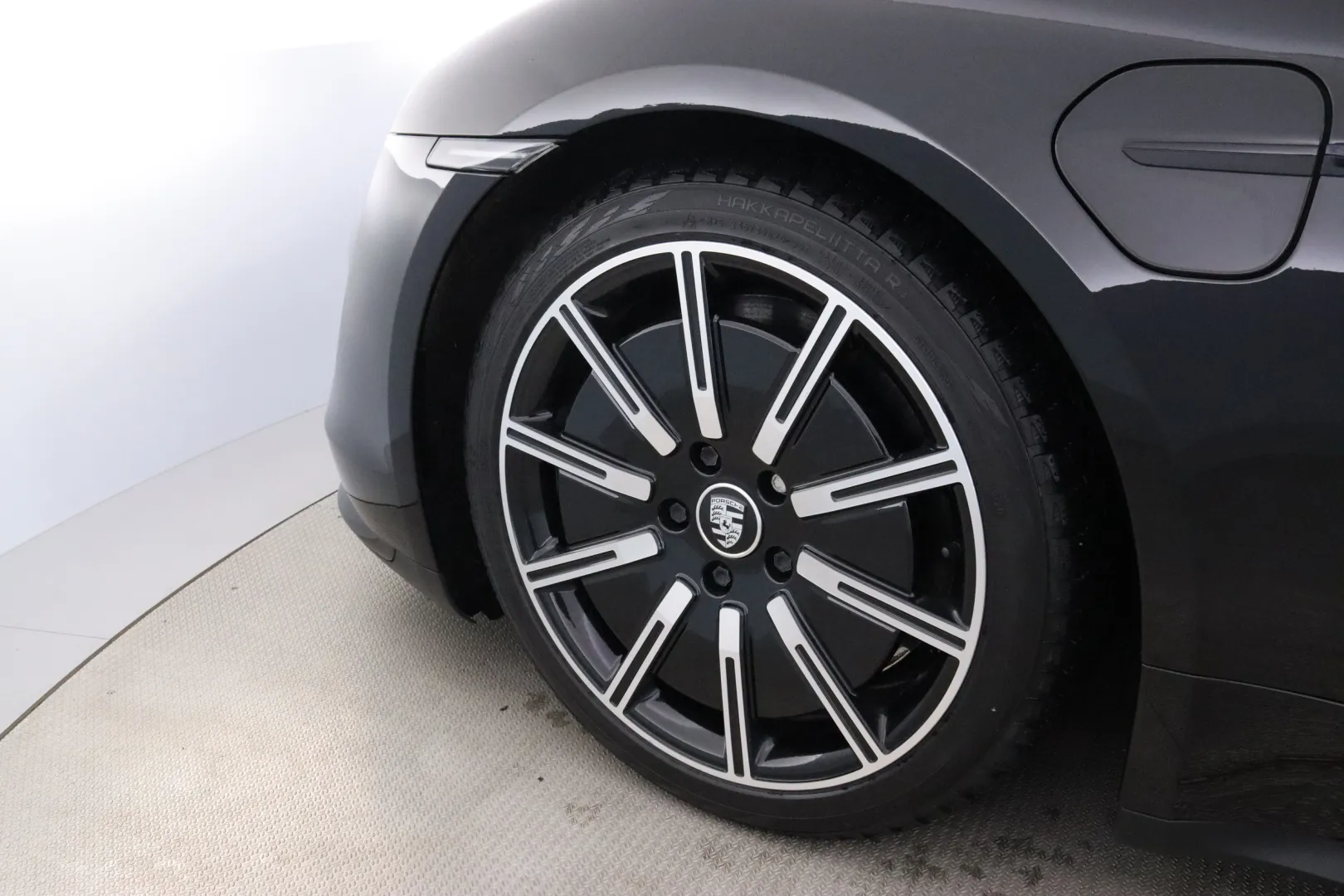 PORSCHE Taycan LSN-415 carousel image