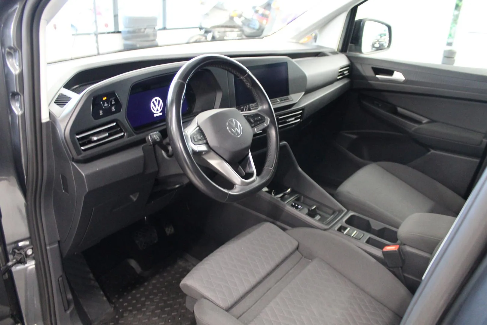 VOLKSWAGEN Caddy Maxi MZF-859 carousel image