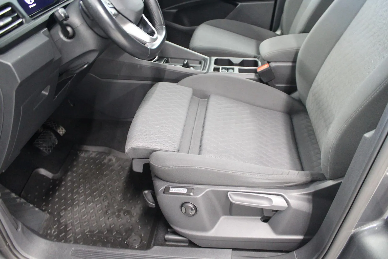 VOLKSWAGEN Caddy Maxi MZF-859 carousel image