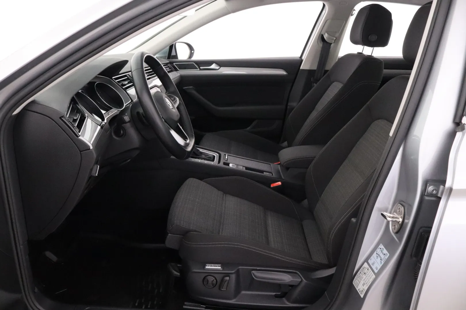 VOLKSWAGEN Passat XPH-153 carousel image