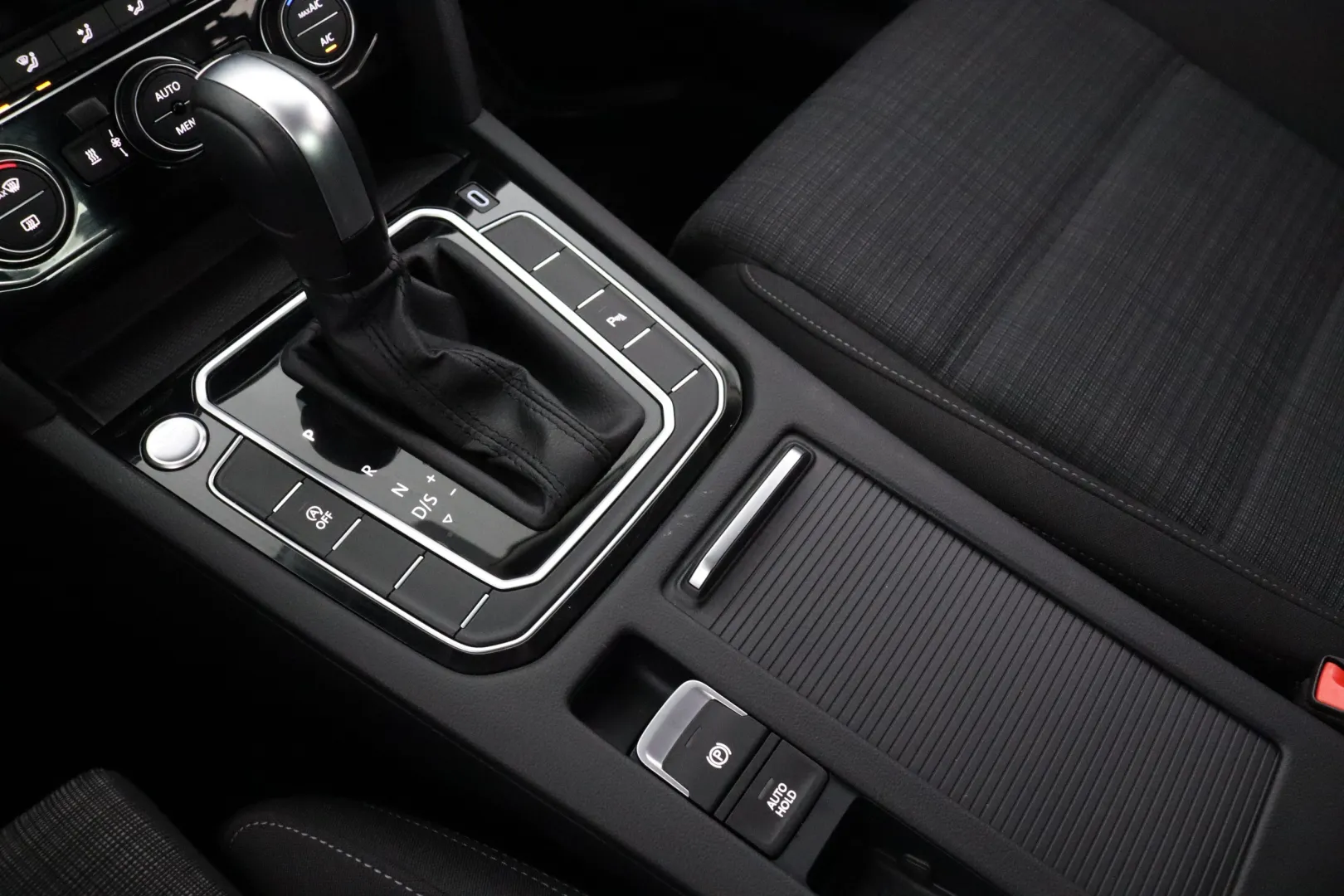 VOLKSWAGEN Passat XPH-153 carousel image