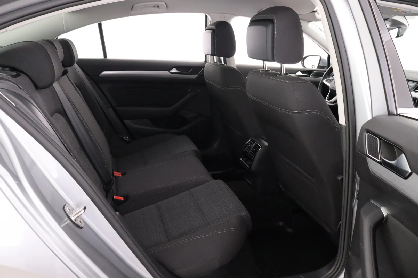 VOLKSWAGEN Passat XPH-153 carousel image