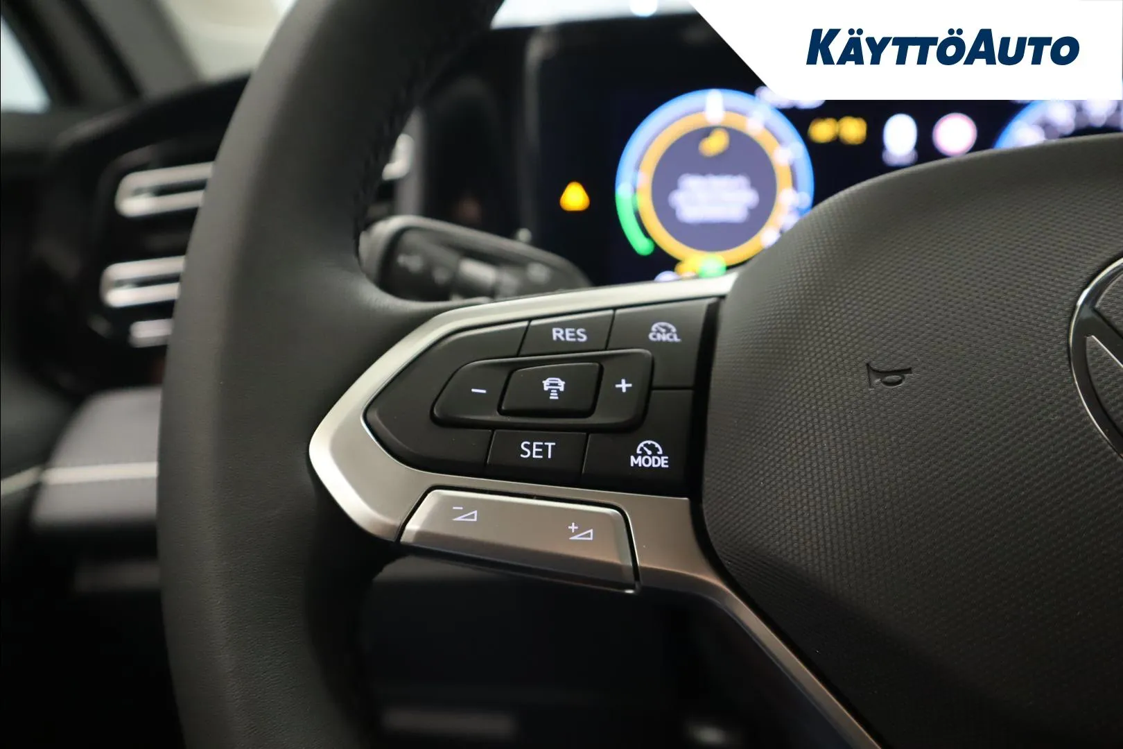 Volkswagen Tiguan JOB-817 carousel image