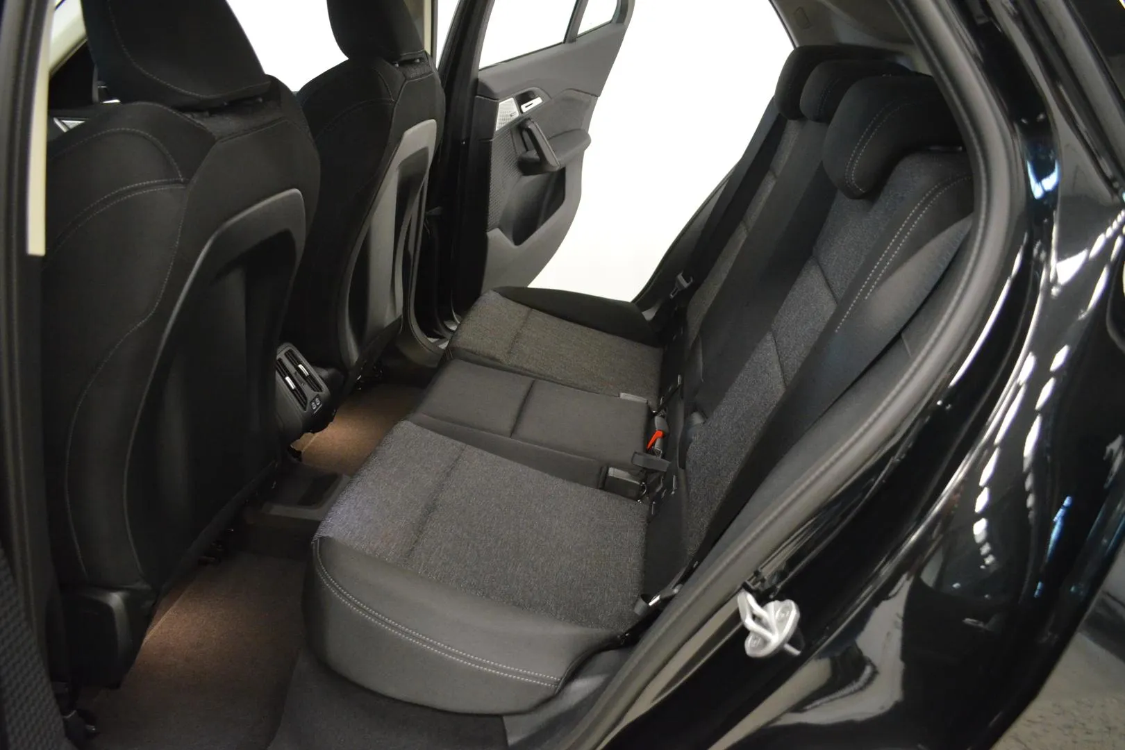 BMW iX2 YYE-545 carousel image