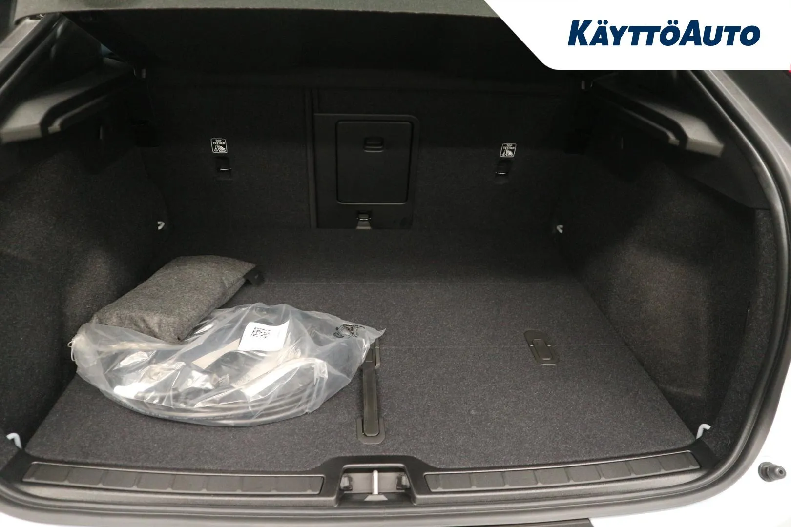 Volvo EC40 JOG-917 carousel image