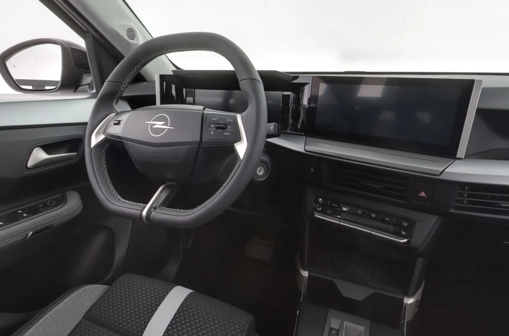 Opel Frontera YLK-496 carousel image