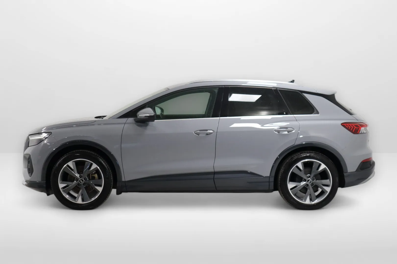 AUDI Q4 e-tron JMY-122 carousel image