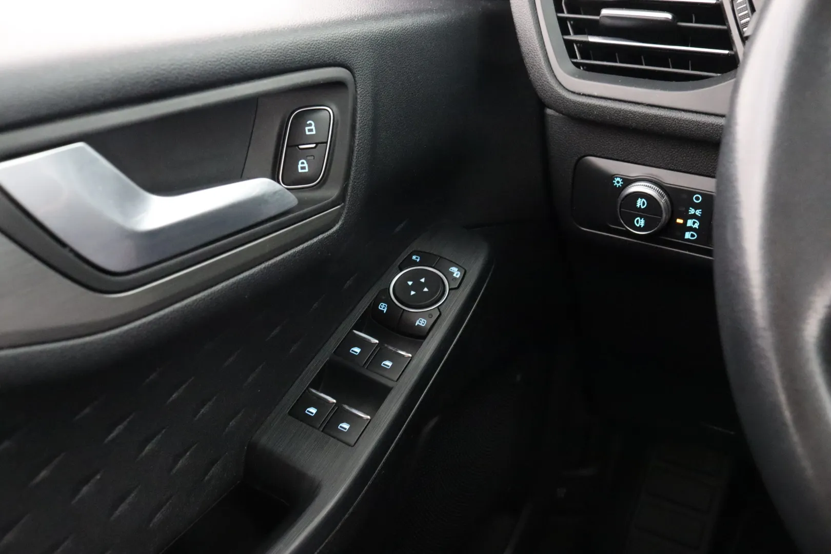 FORD Kuga IPZ-151 carousel image