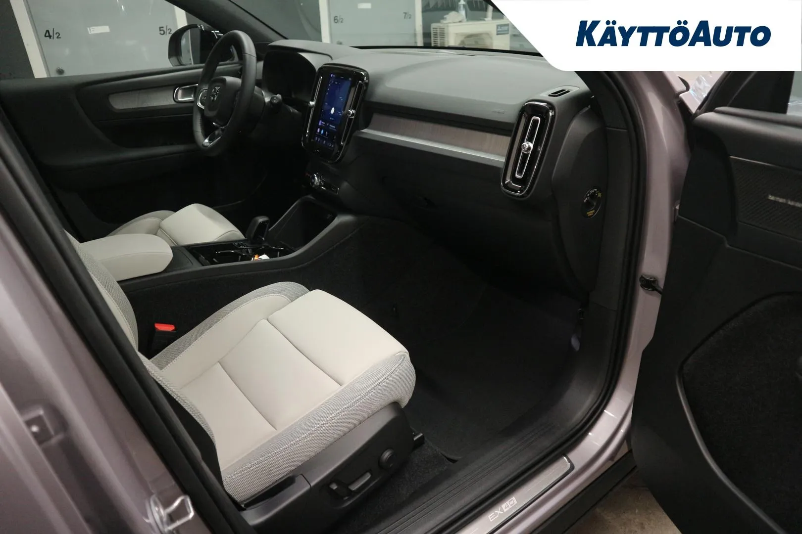 Volvo EX40 YYF-817 carousel image