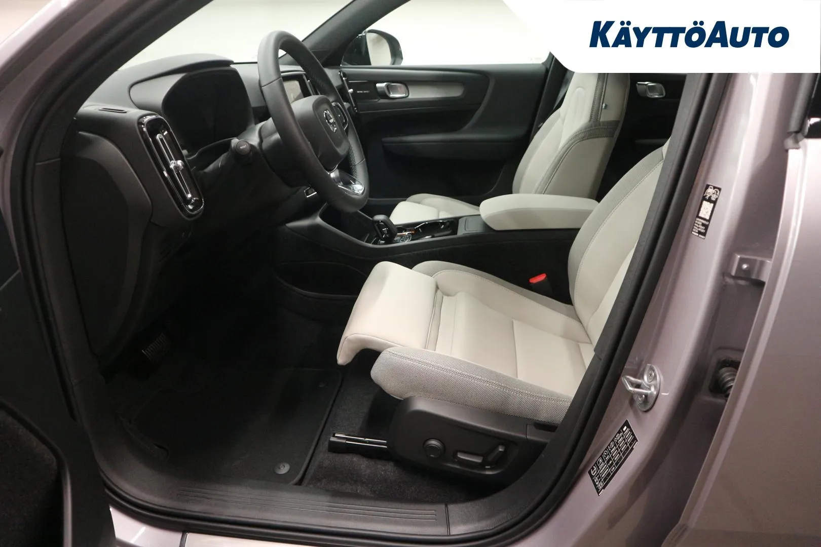 Volvo EX40 YYF-817 carousel image