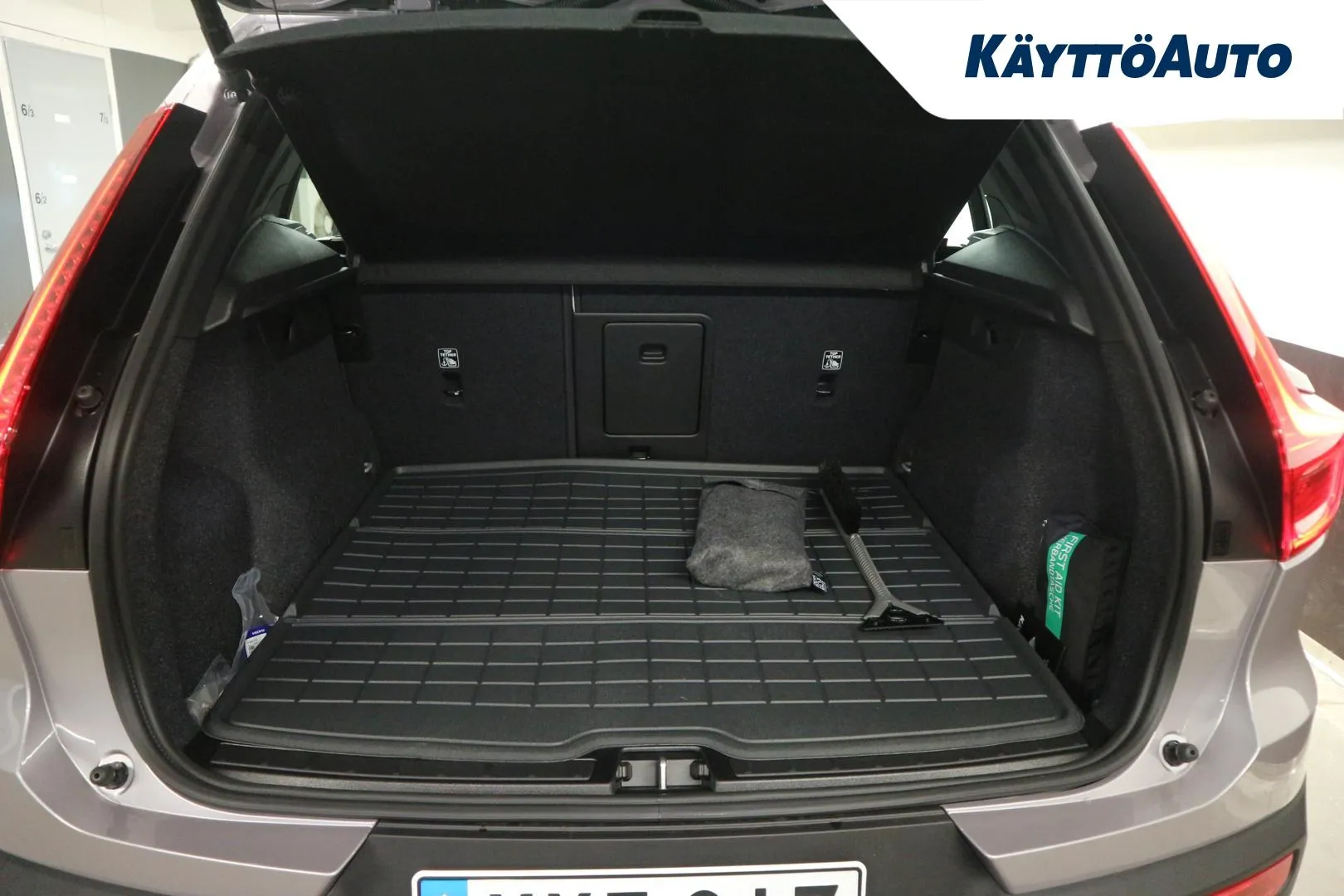 Volvo EX40 YYF-817 carousel image