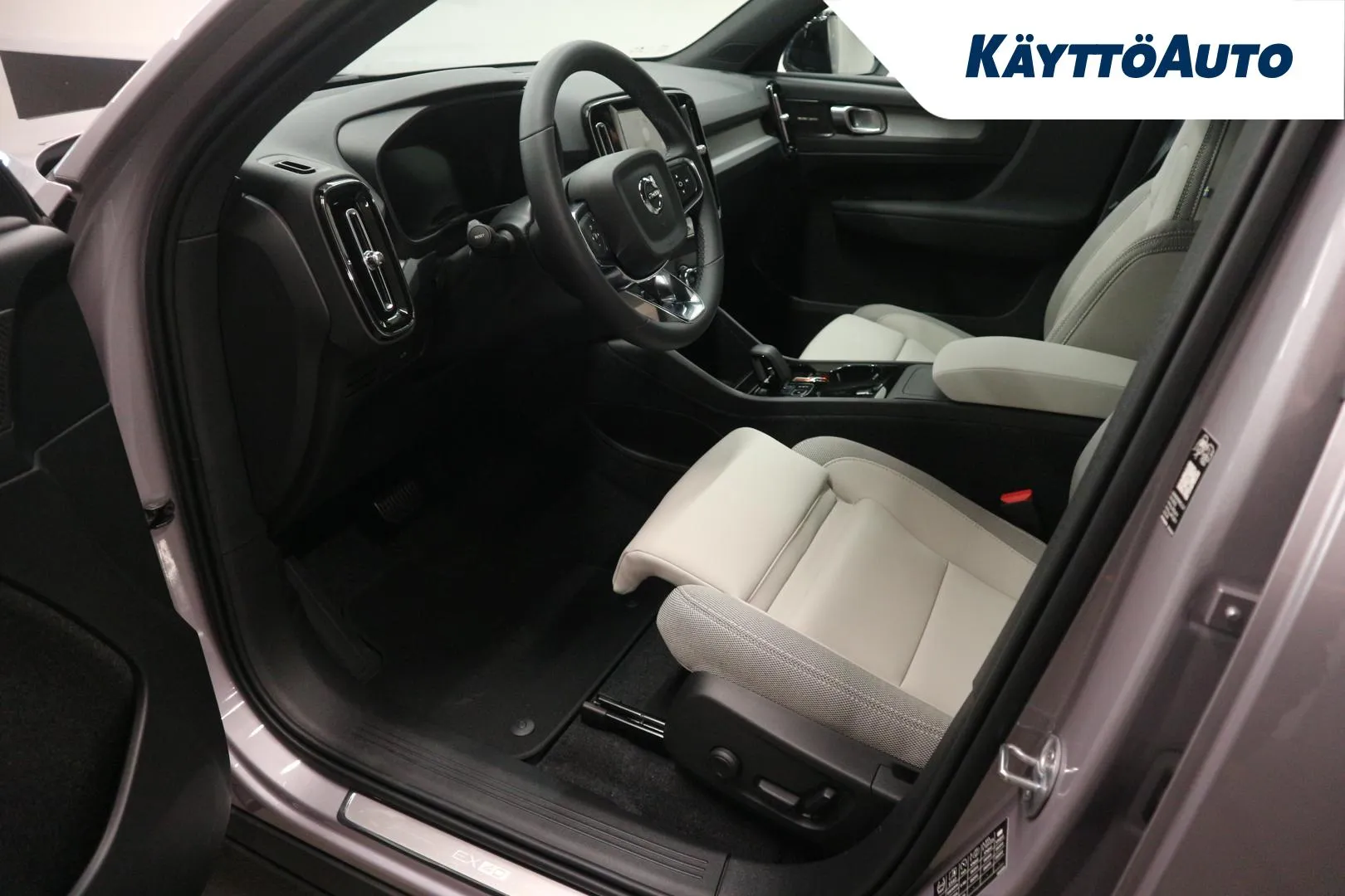 Volvo EX40 YYF-817 carousel image