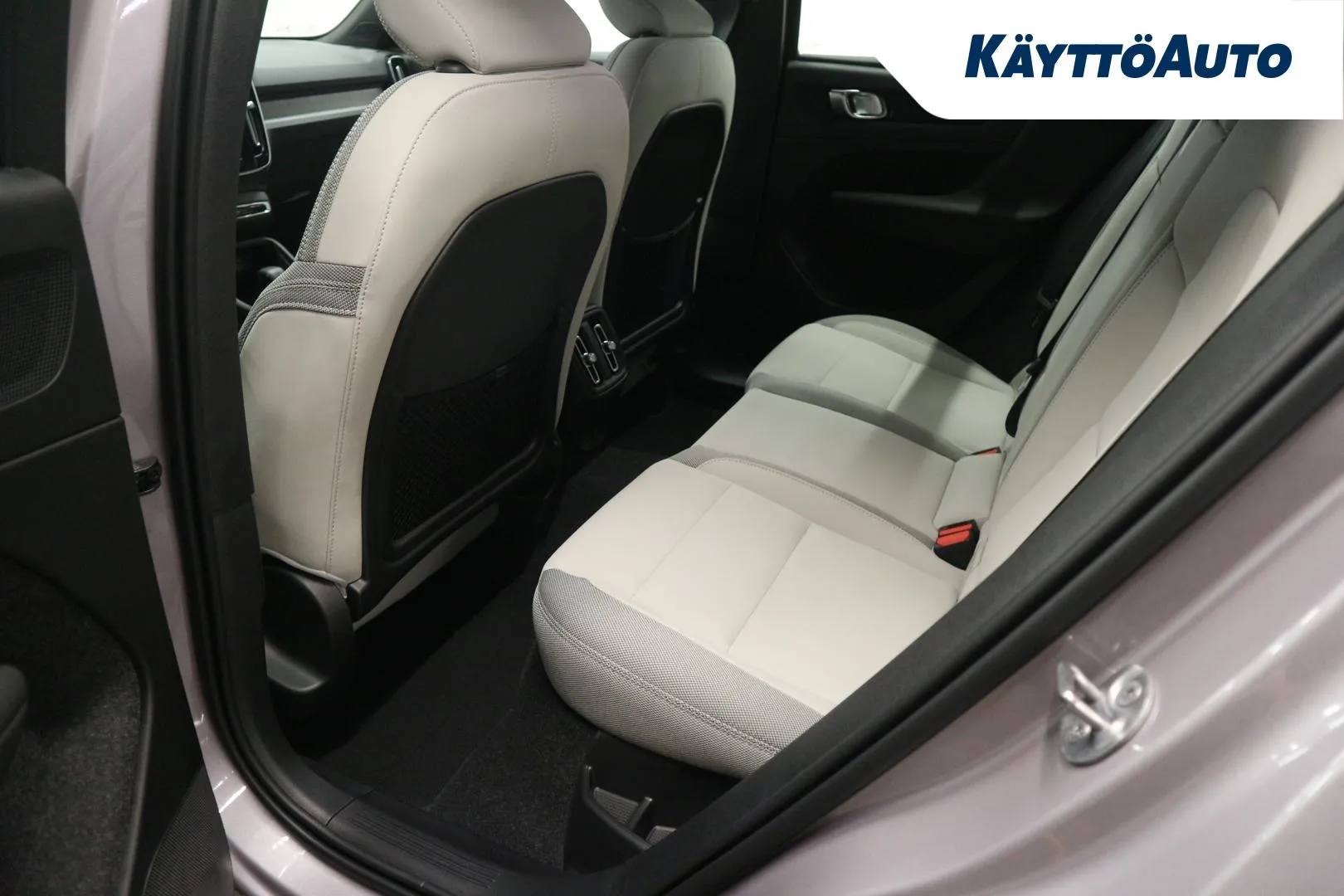 Volvo EX40 YYF-817 carousel image