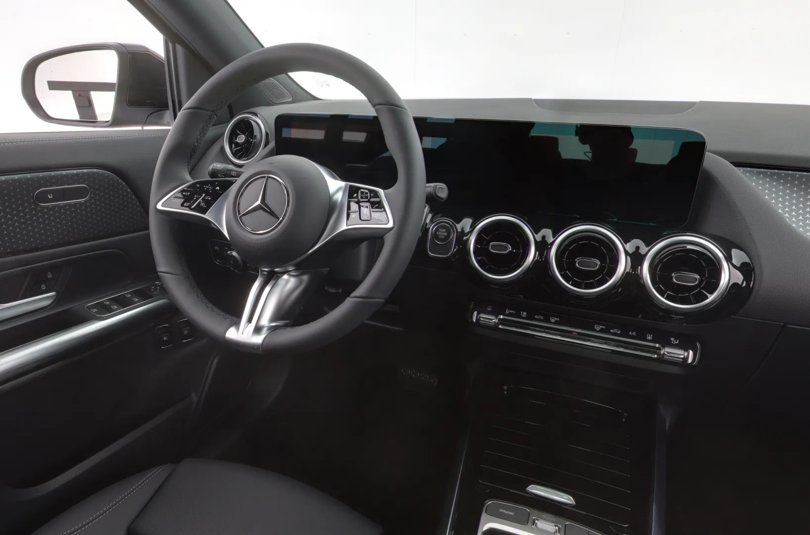 Mercedes-Benz GLA CSK-699 carousel image