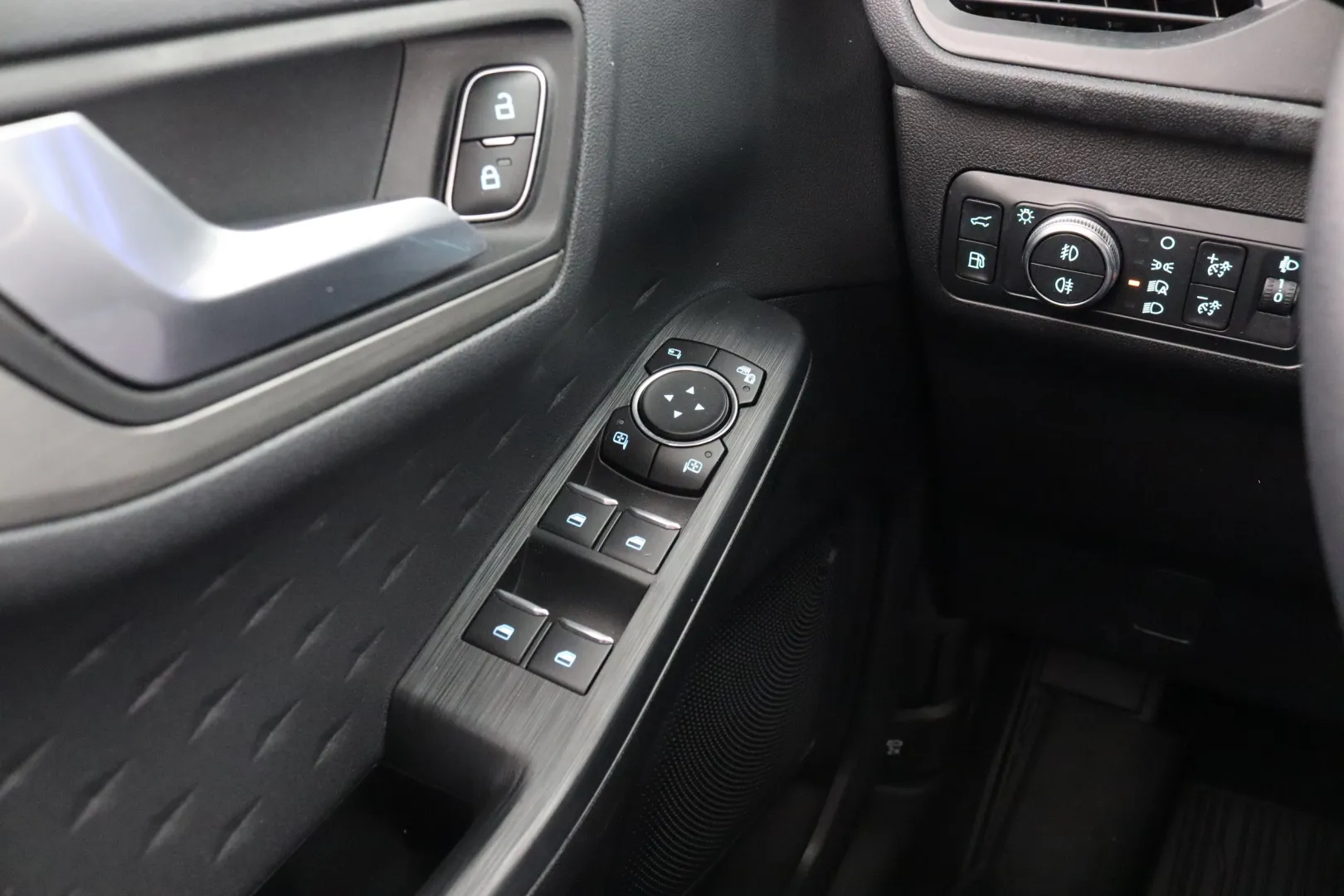 FORD Kuga FON-435 carousel image