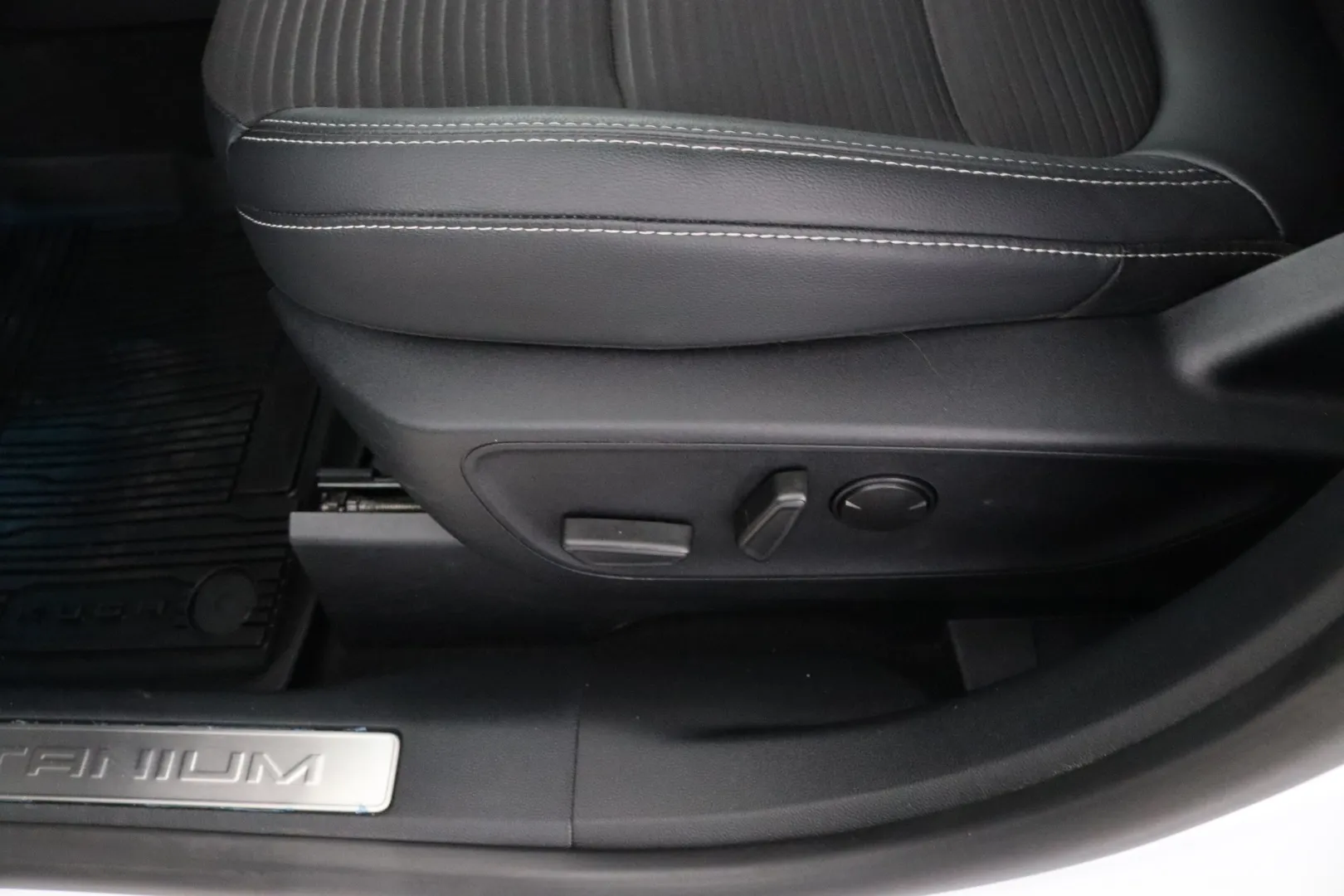 FORD Kuga FON-435 carousel image