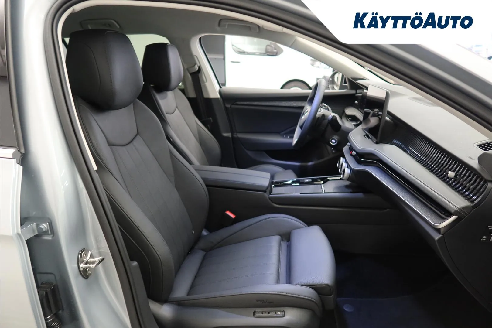 Skoda Superb JNK-513 carousel image