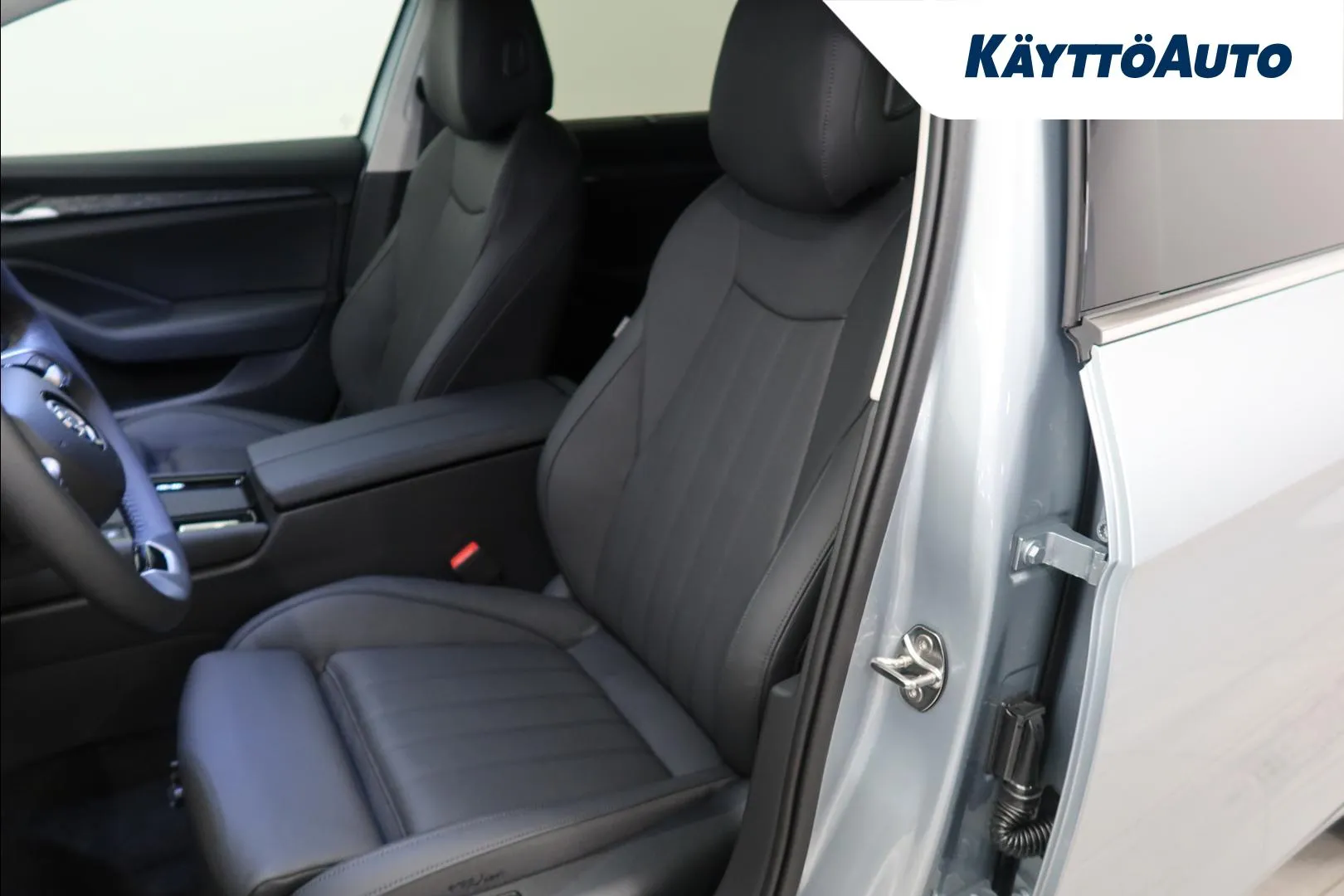 Skoda Superb JNK-513 carousel image