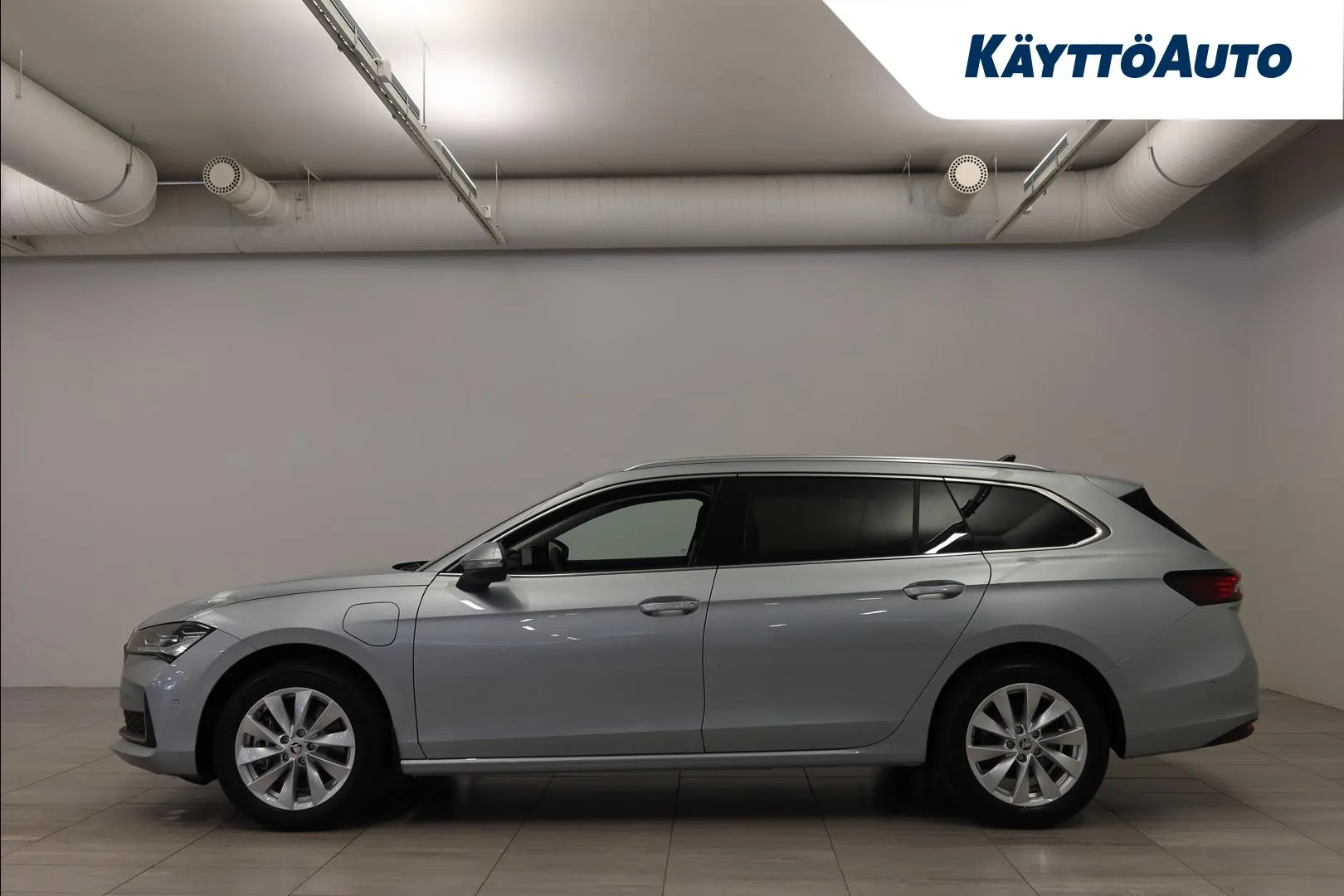 Skoda Superb JNK-513 carousel image