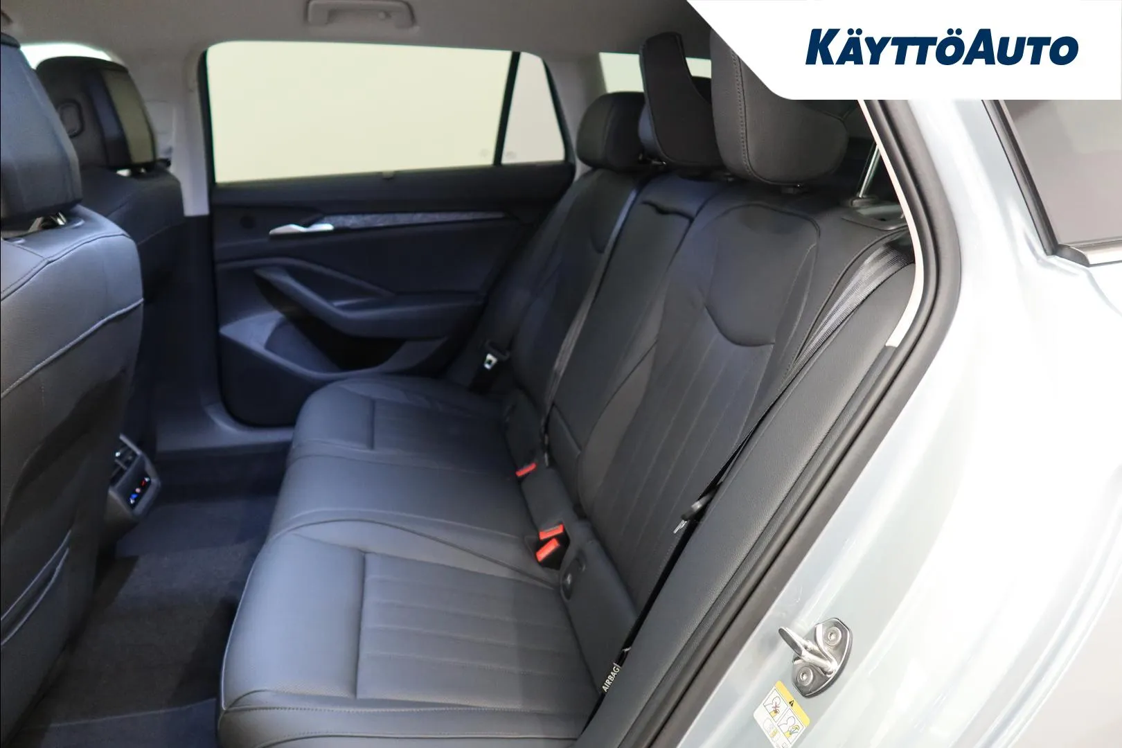 Skoda Superb JNK-513 carousel image