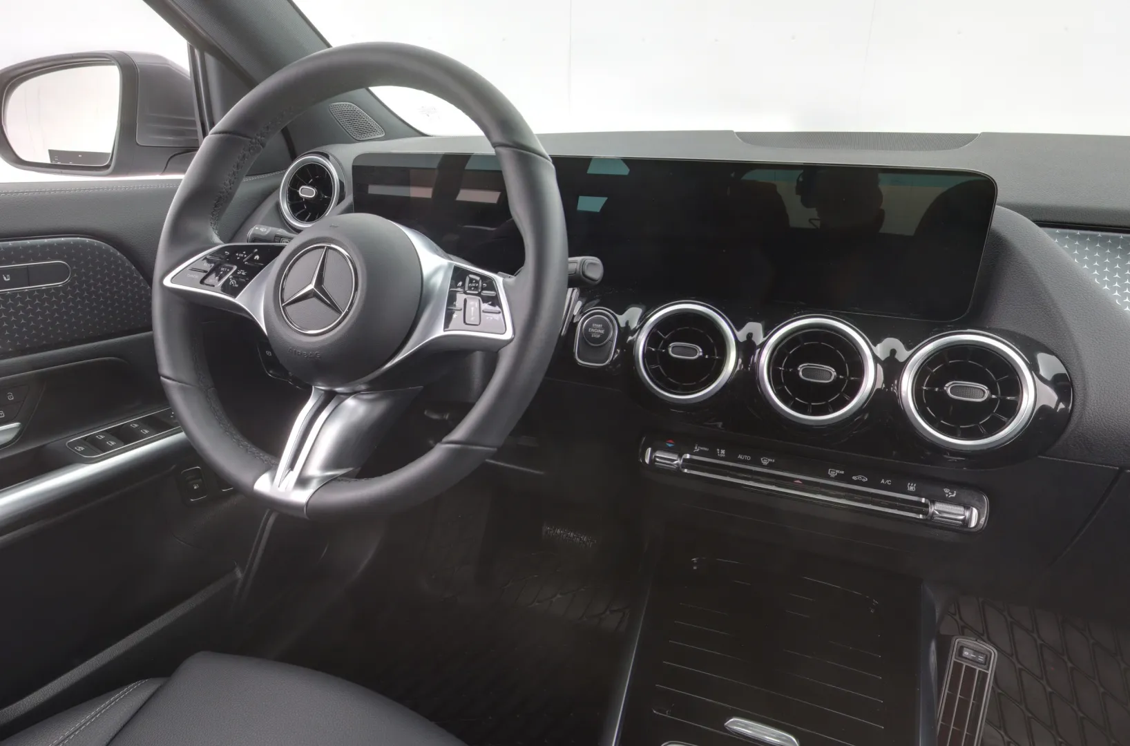 MERCEDES-BENZ GLA XTK-809 carousel image