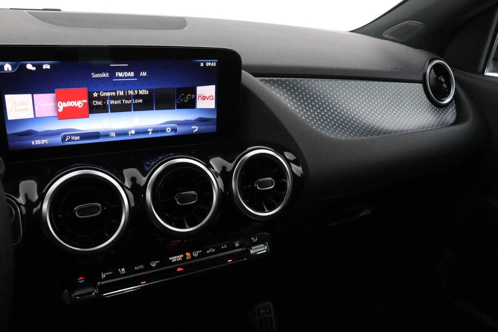 MERCEDES-BENZ GLA XTK-809 carousel image