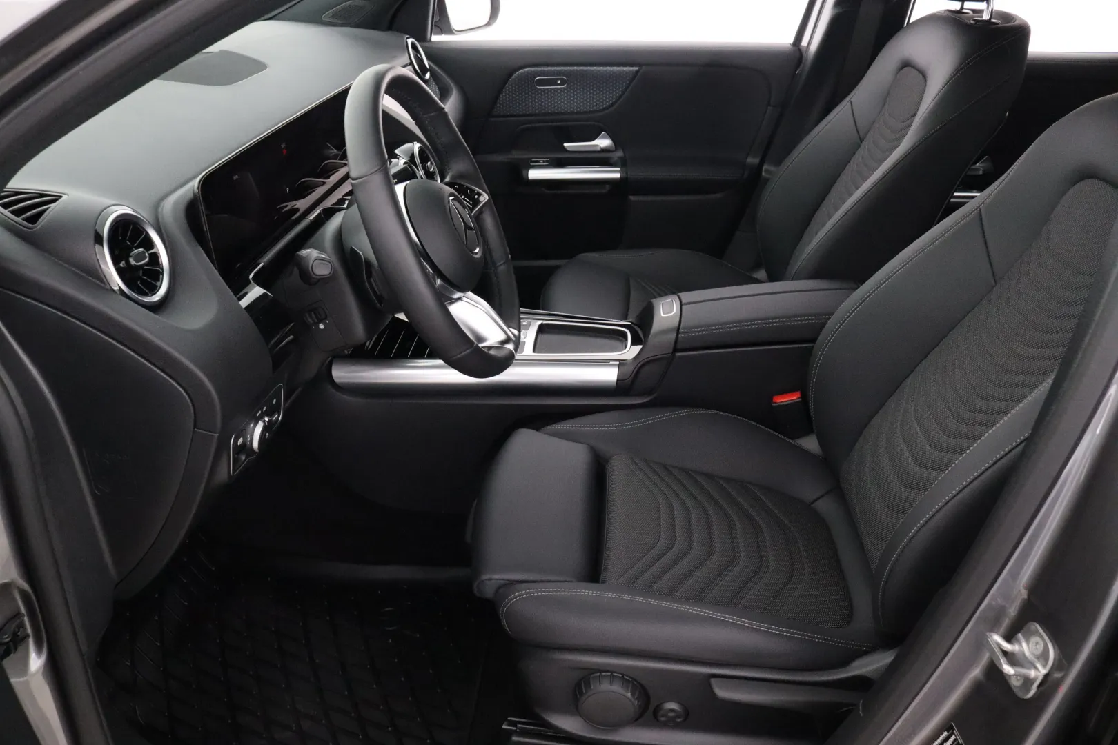 MERCEDES-BENZ GLA XTK-809 carousel image