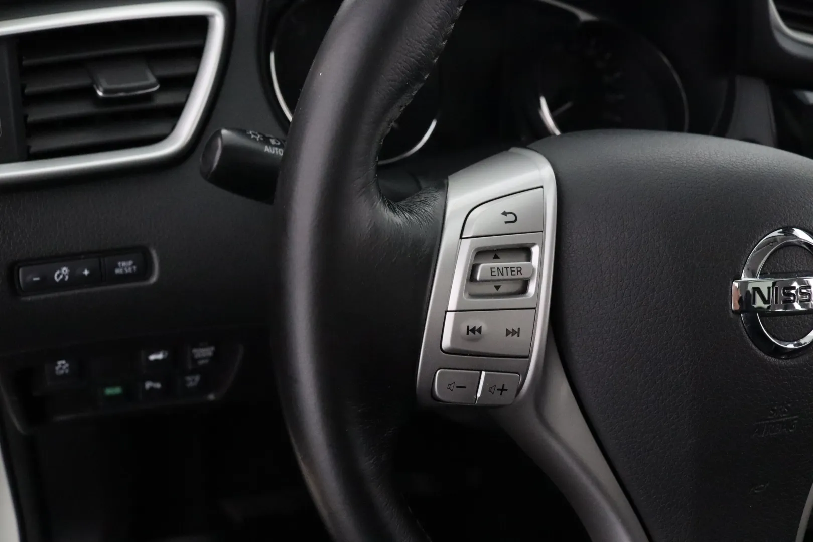 NISSAN X-Trail JKR-227 carousel image