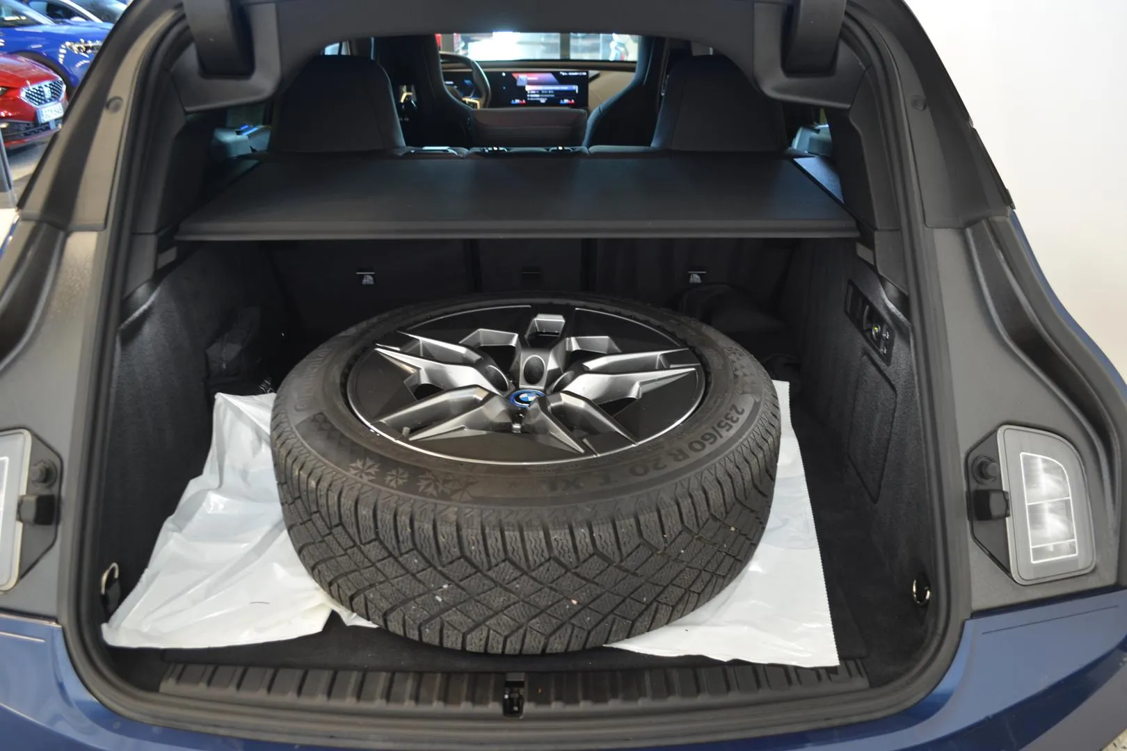 BMW iX YXS-883 carousel image