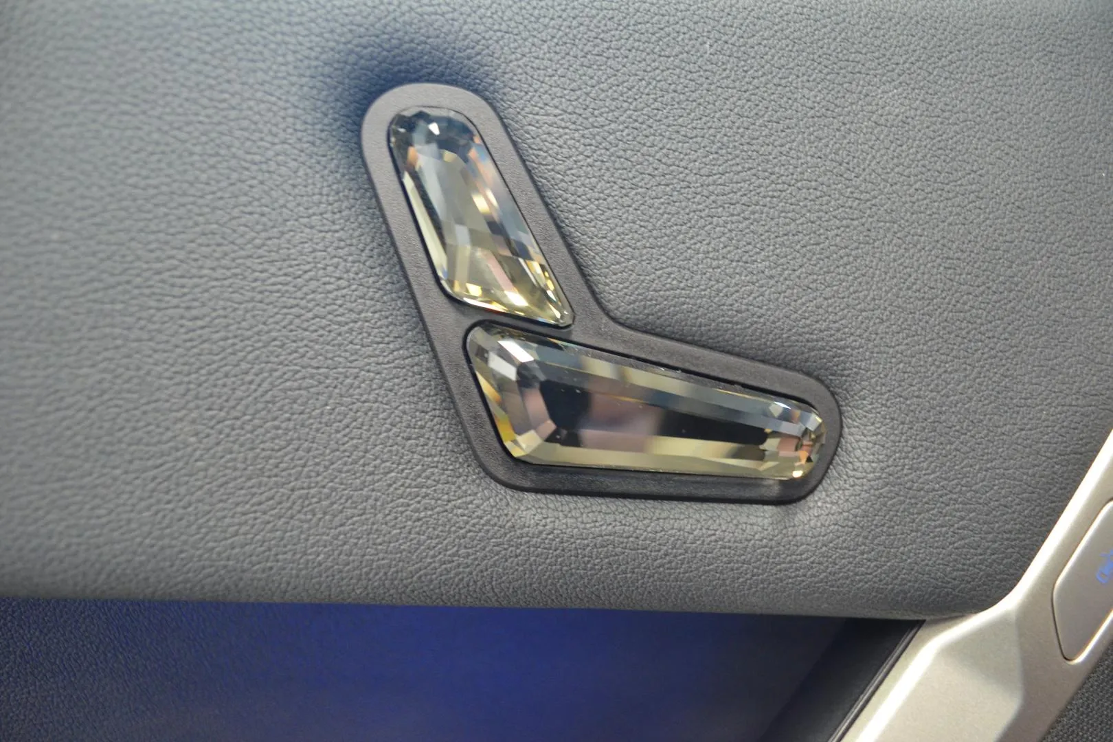 BMW iX YXS-883 carousel image