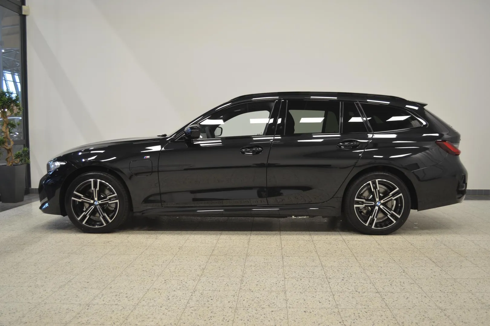 BMW 330 YYG-909 carousel image