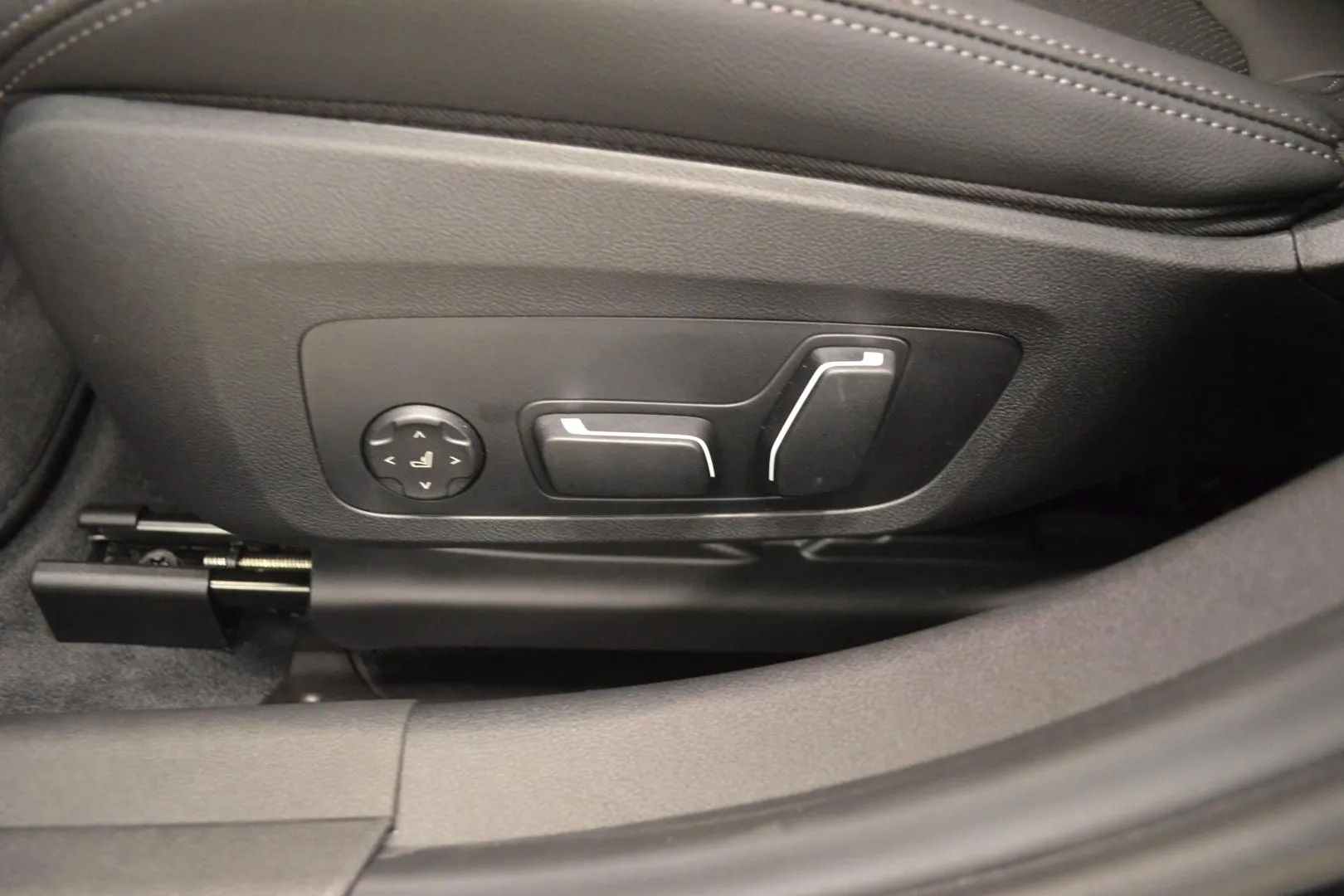 BMW 330 YYG-909 carousel image