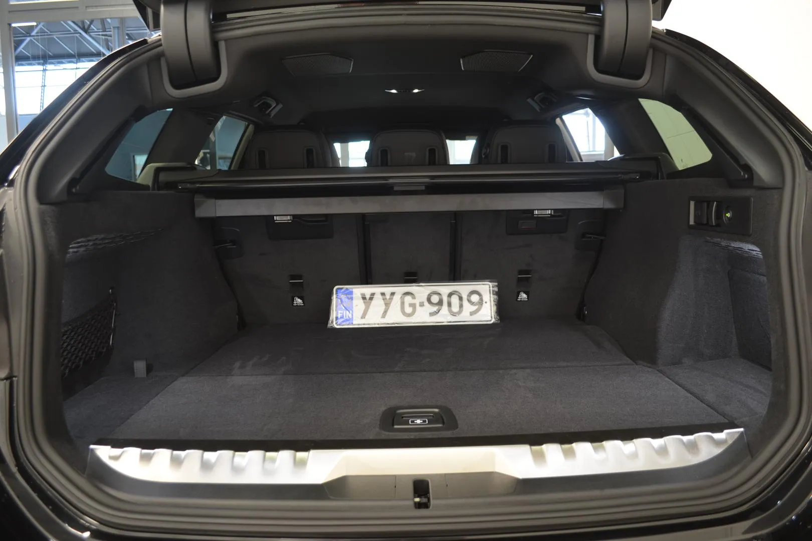 BMW 330 YYG-909 carousel image