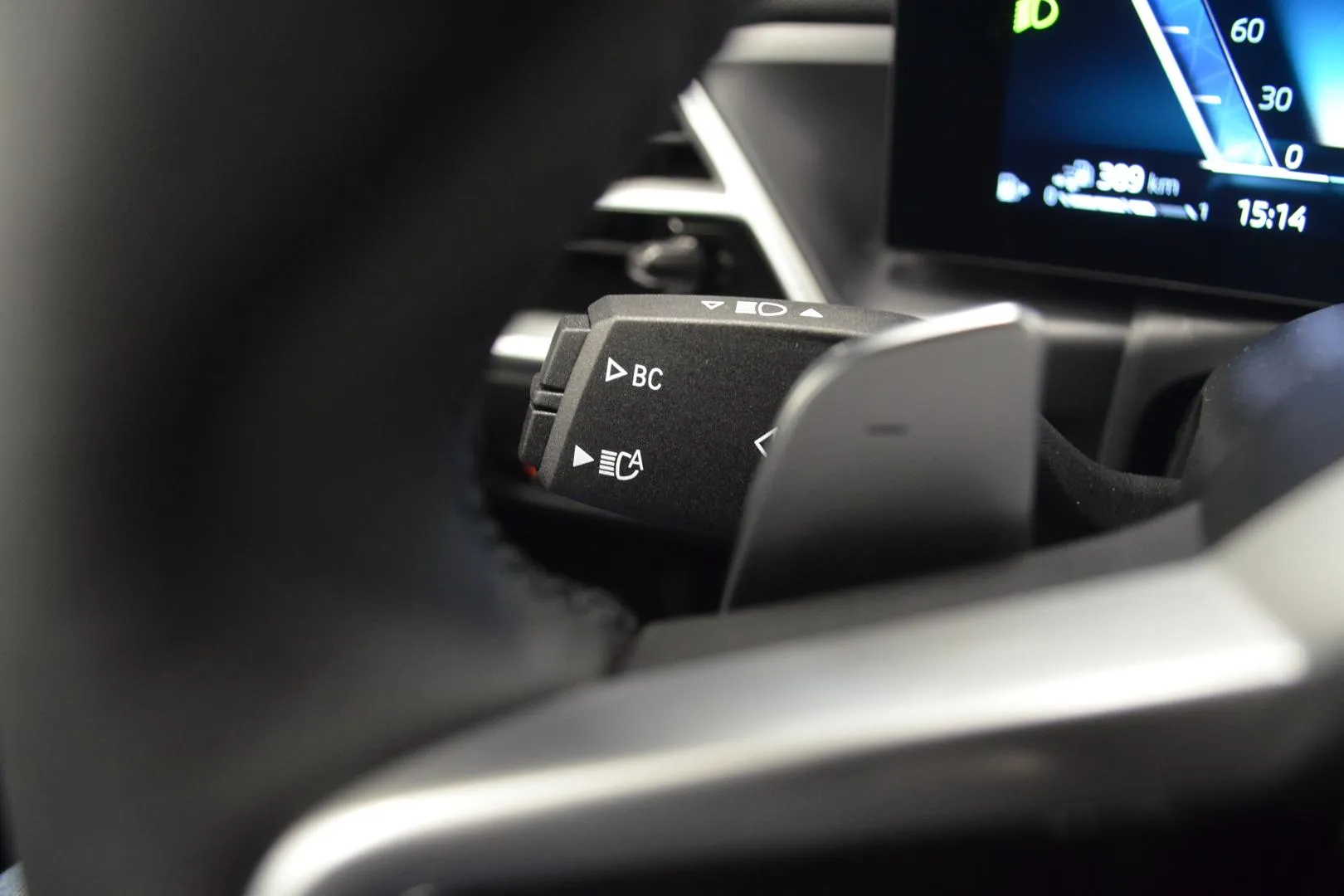 BMW 330 YYG-909 carousel image