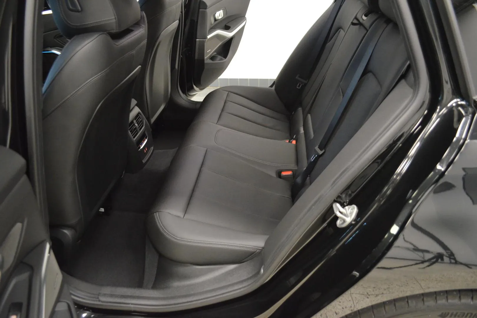 BMW 330 YYG-909 carousel image