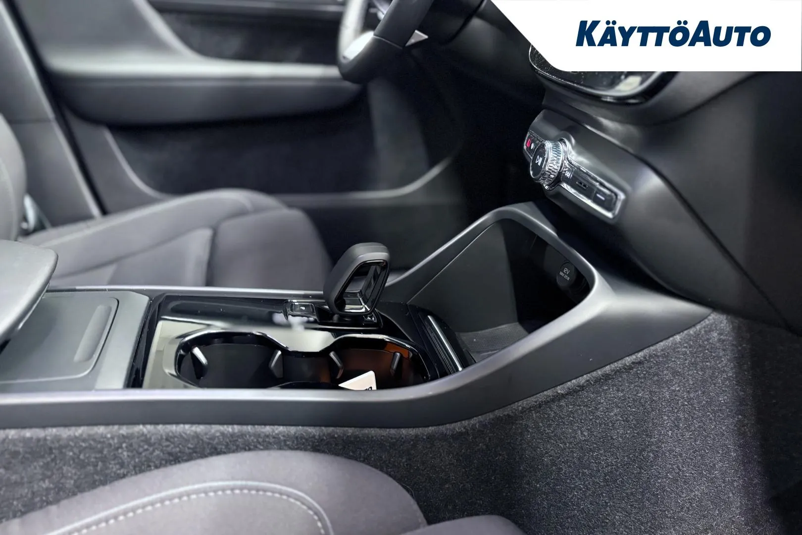 VOLVO XC40 YMA-377 carousel image