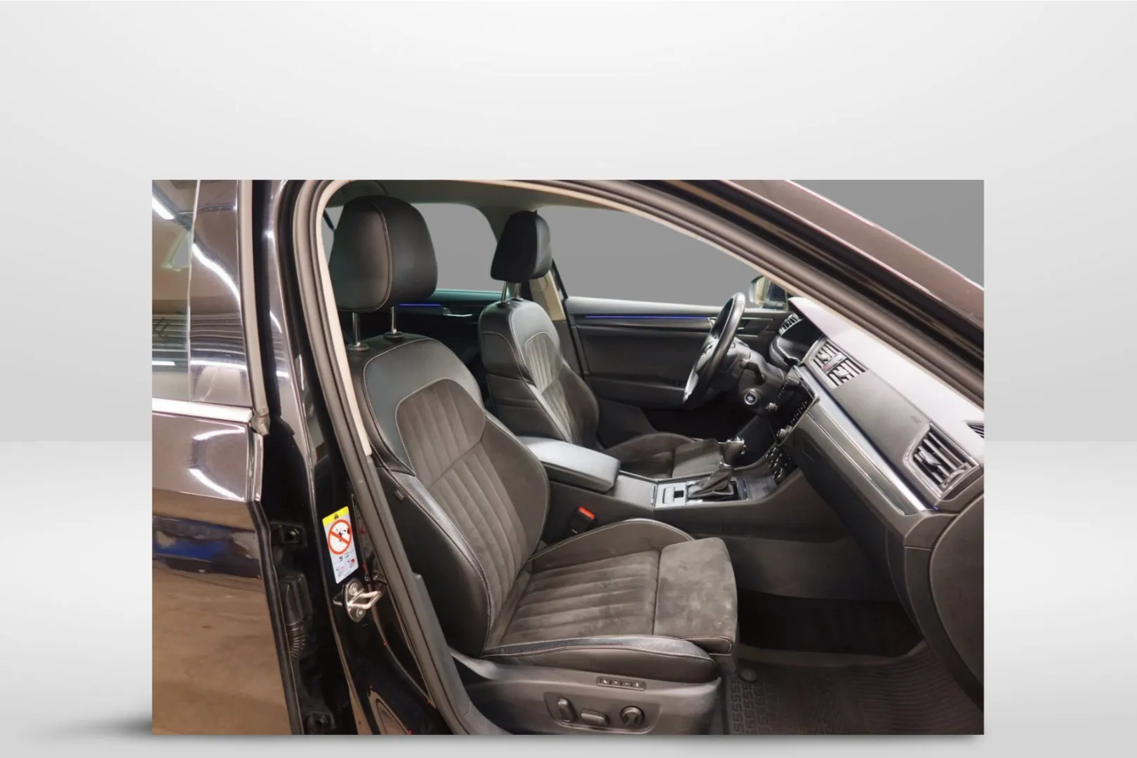 SKODA Superb MOT-573 carousel image