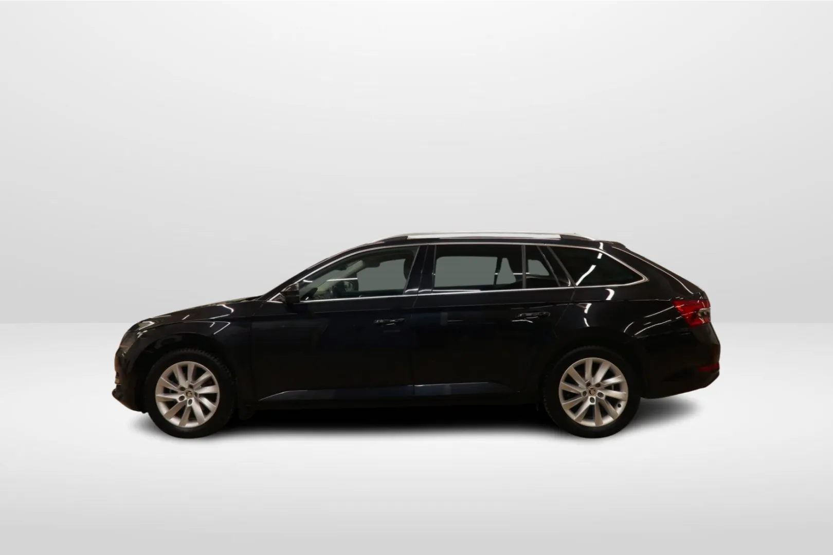 SKODA Superb MOT-573 carousel image